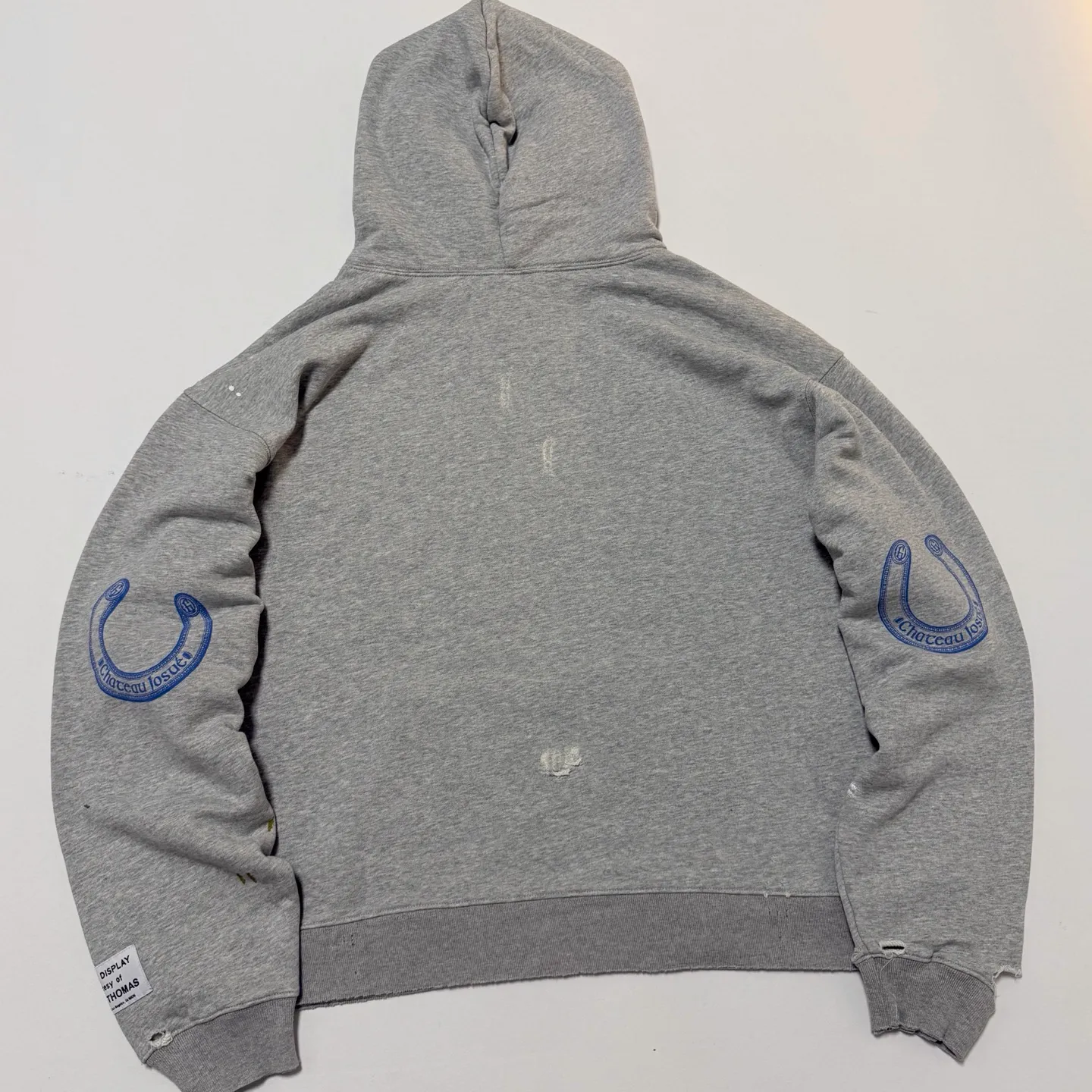 GALLERY DEPT. CHATEAU RANCH HOODIE/HEATER GRAY Horseshoe Winery Splashed Ink Destroyed Hoodie Washed Gray S-XL Assute Reactive Dyes Ready-made Horseshoe Fading Process Post-Fry Color Processing Super Heavy and Cumbersome Too Many Cuts and Hanging Wormhole Destruction Process➕Hand-Splashed Ink Very Time-consuming and Labor-intensive Correct Version Original Main Mark➕Large Main Mark➕Yellow Wash Mark The original BOXY short and wide version has not been changed at all. God-cut. Authentic level printing process. Post-washing treatment to show natural aging effect.